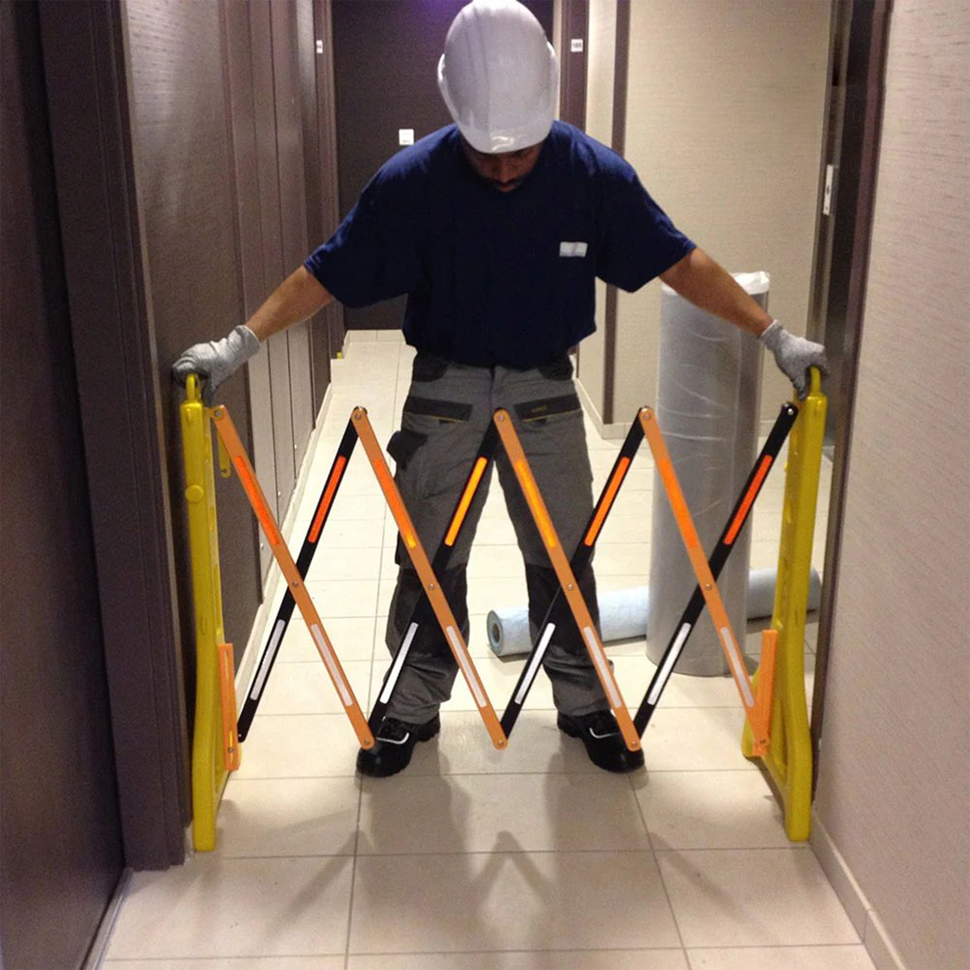 Barrière Extensible Jaune Plastique Lestable 2.45m dépliée